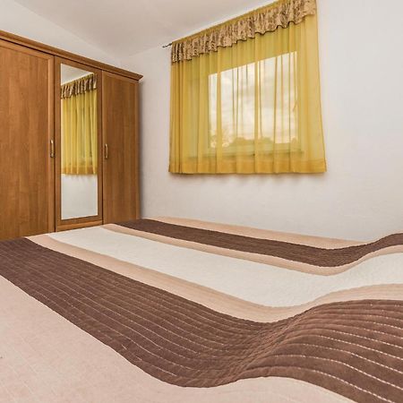 3 Bedroom Gorgeous Apartment In Marčana Екстериор снимка