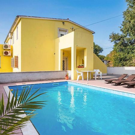 3 Bedroom Gorgeous Apartment In Marčana Екстериор снимка