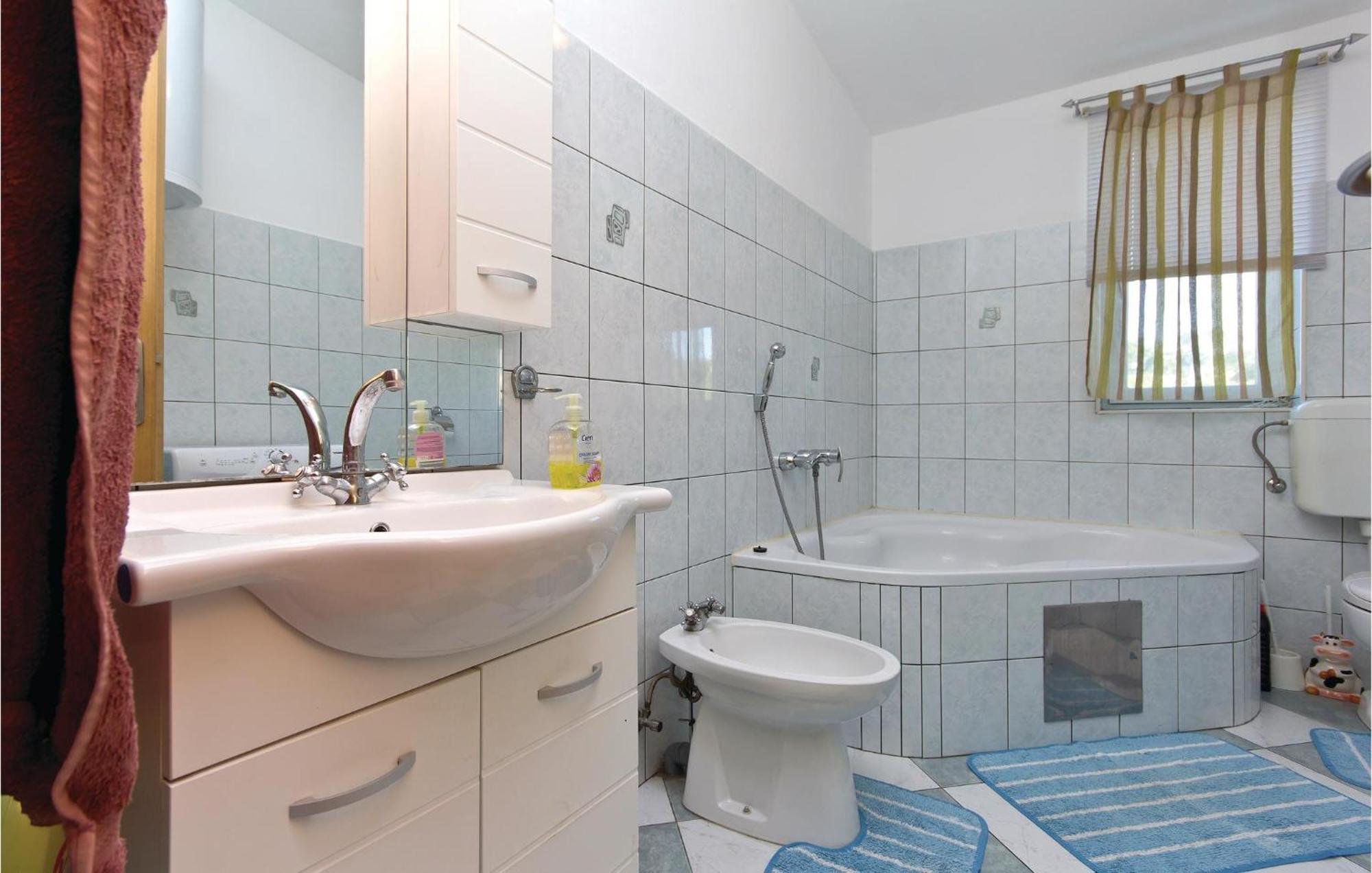 3 Bedroom Gorgeous Apartment In Marčana Екстериор снимка