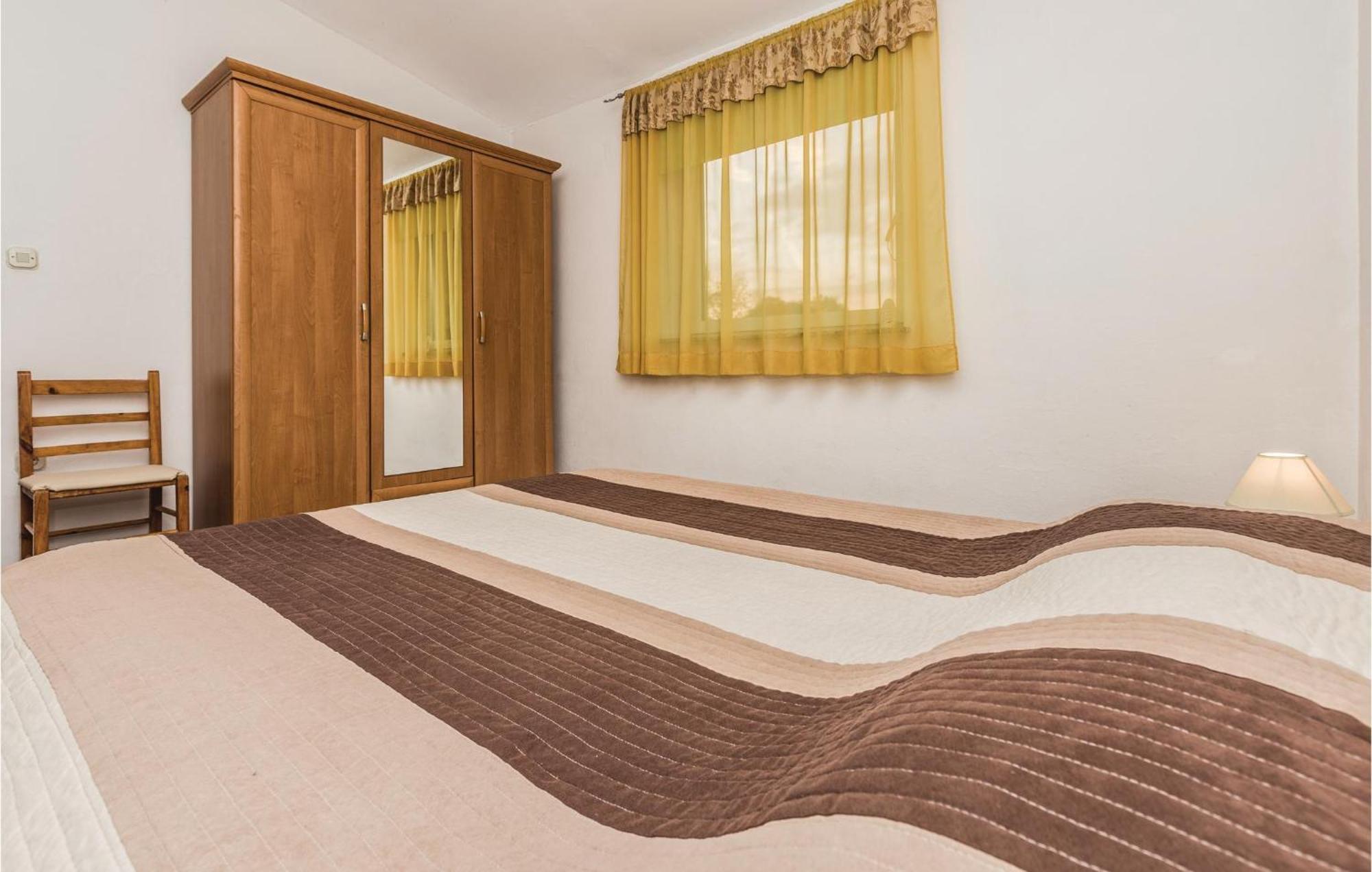 3 Bedroom Gorgeous Apartment In Marčana Екстериор снимка