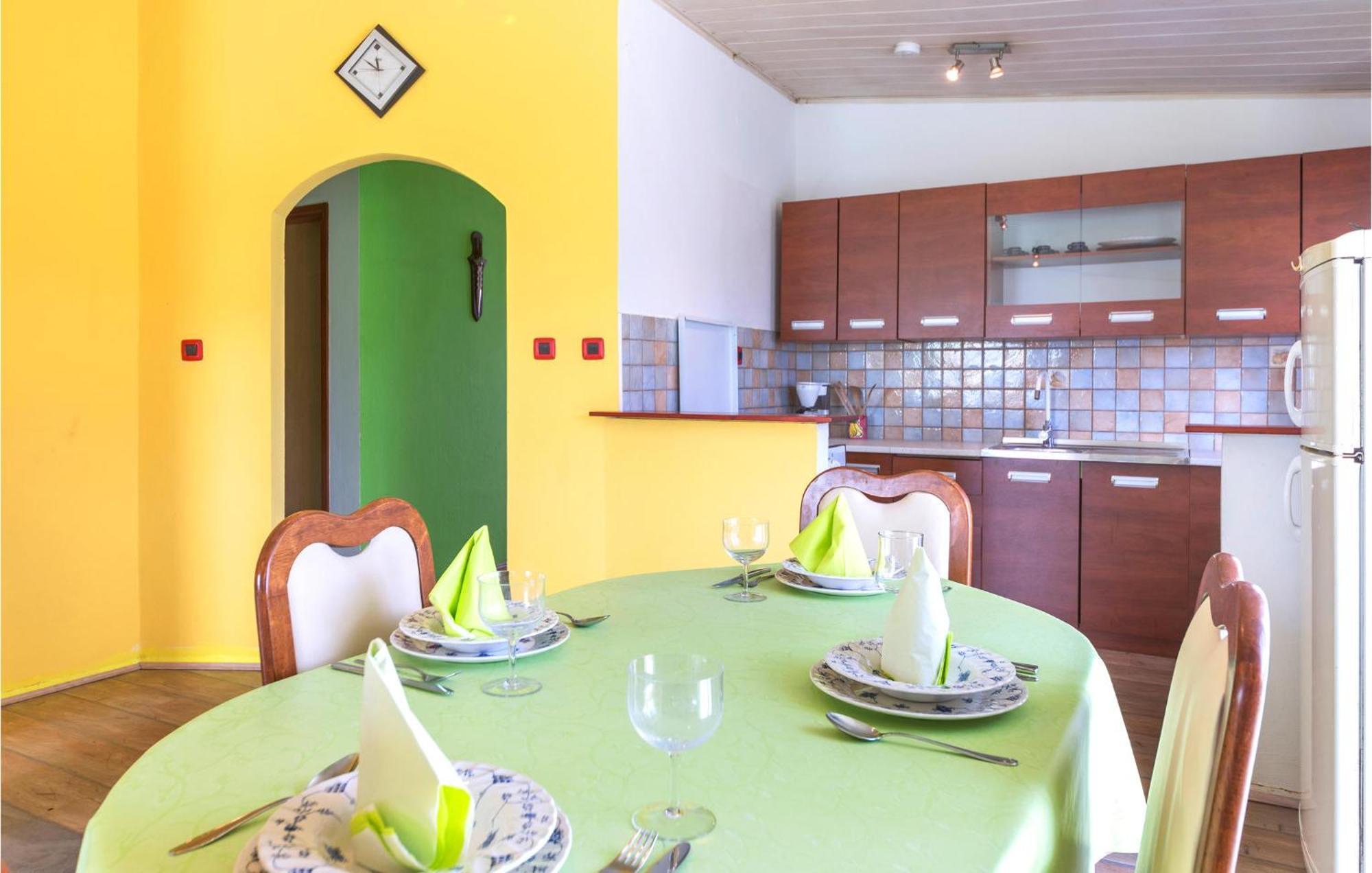 3 Bedroom Gorgeous Apartment In Marčana Екстериор снимка