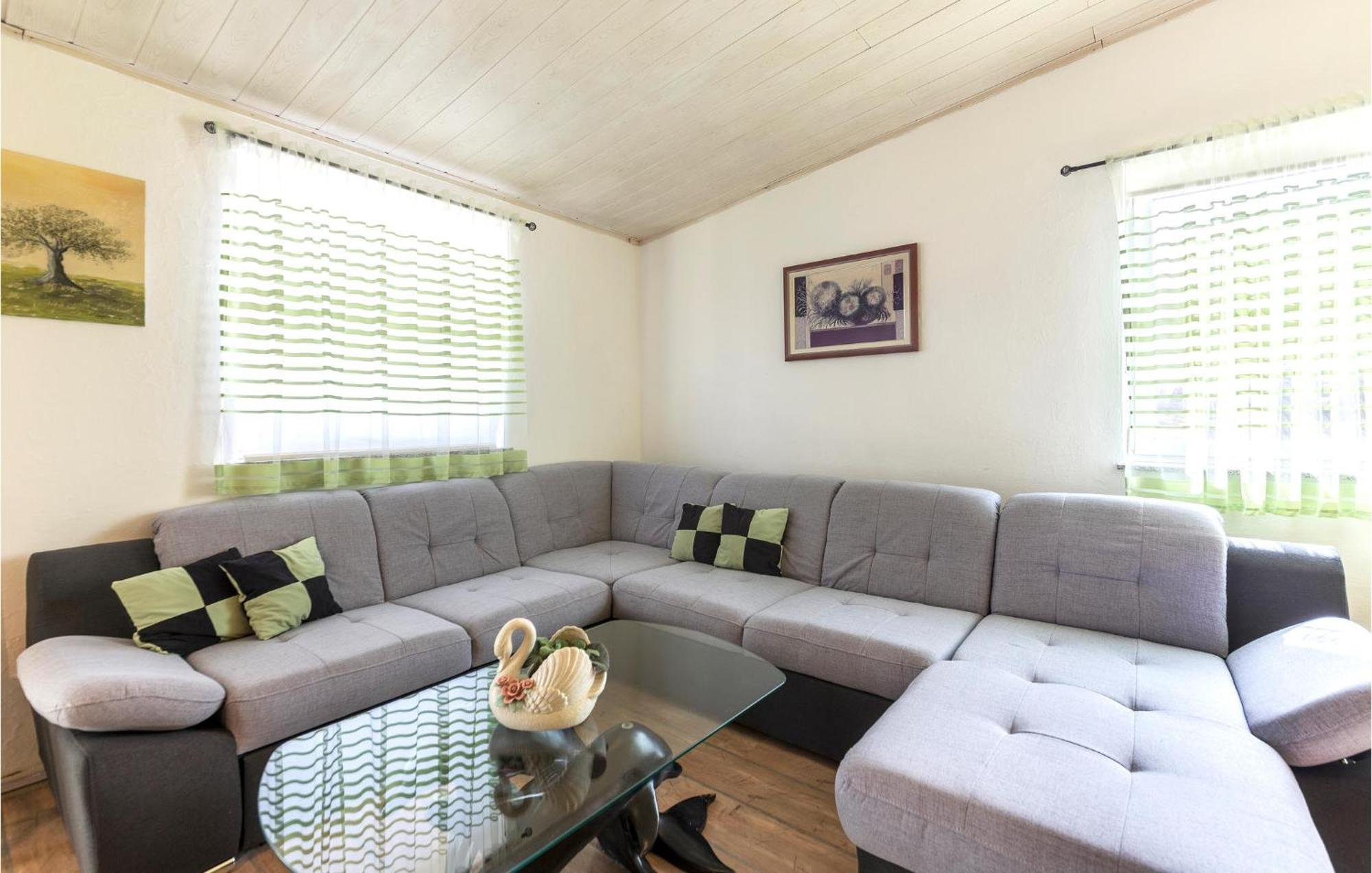3 Bedroom Gorgeous Apartment In Marčana Екстериор снимка
