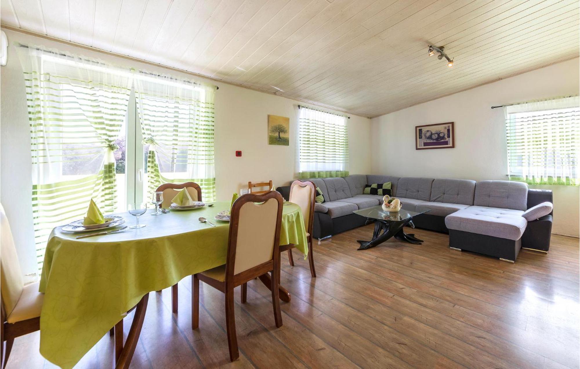 3 Bedroom Gorgeous Apartment In Marčana Екстериор снимка