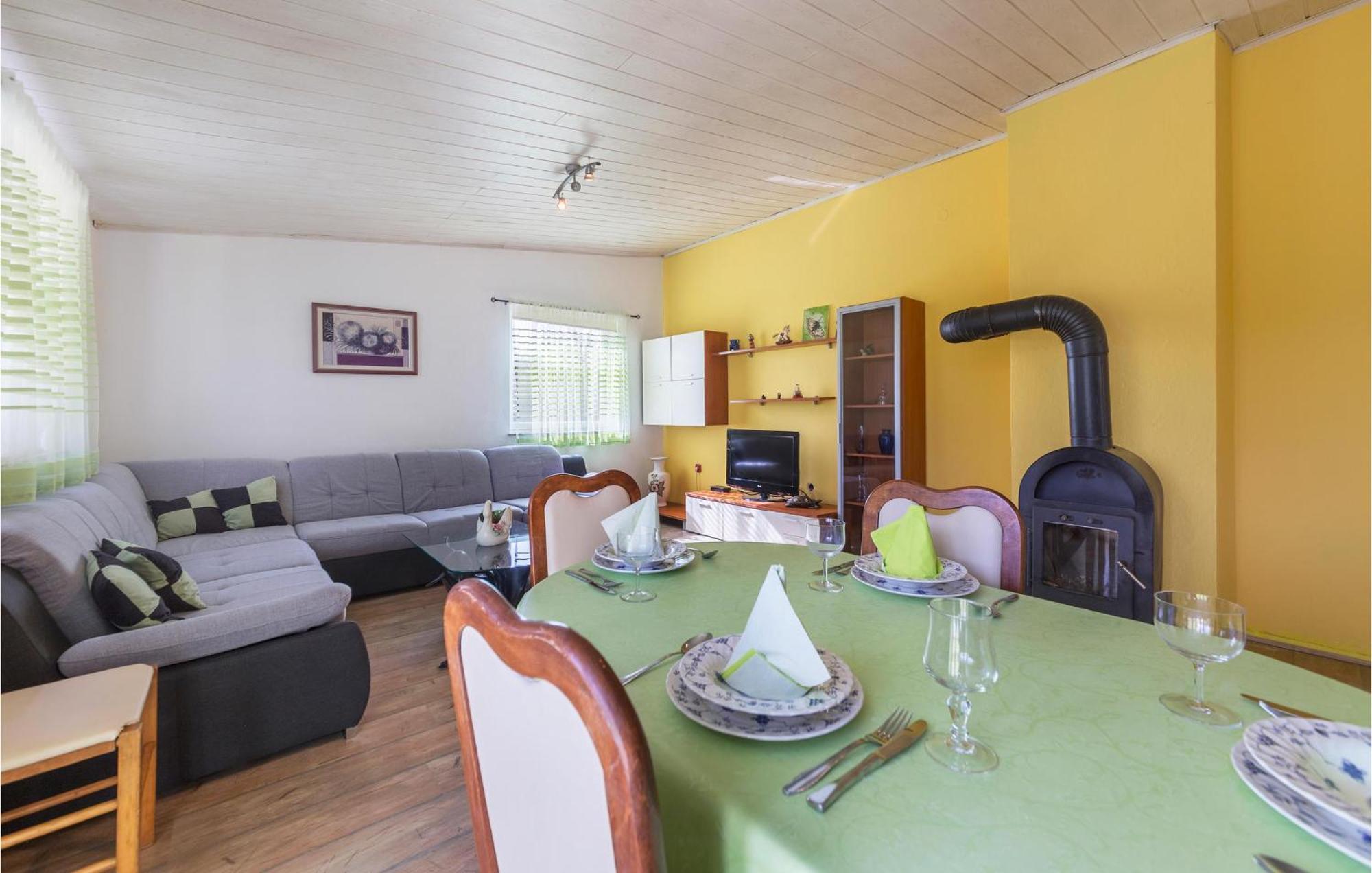 3 Bedroom Gorgeous Apartment In Marčana Екстериор снимка