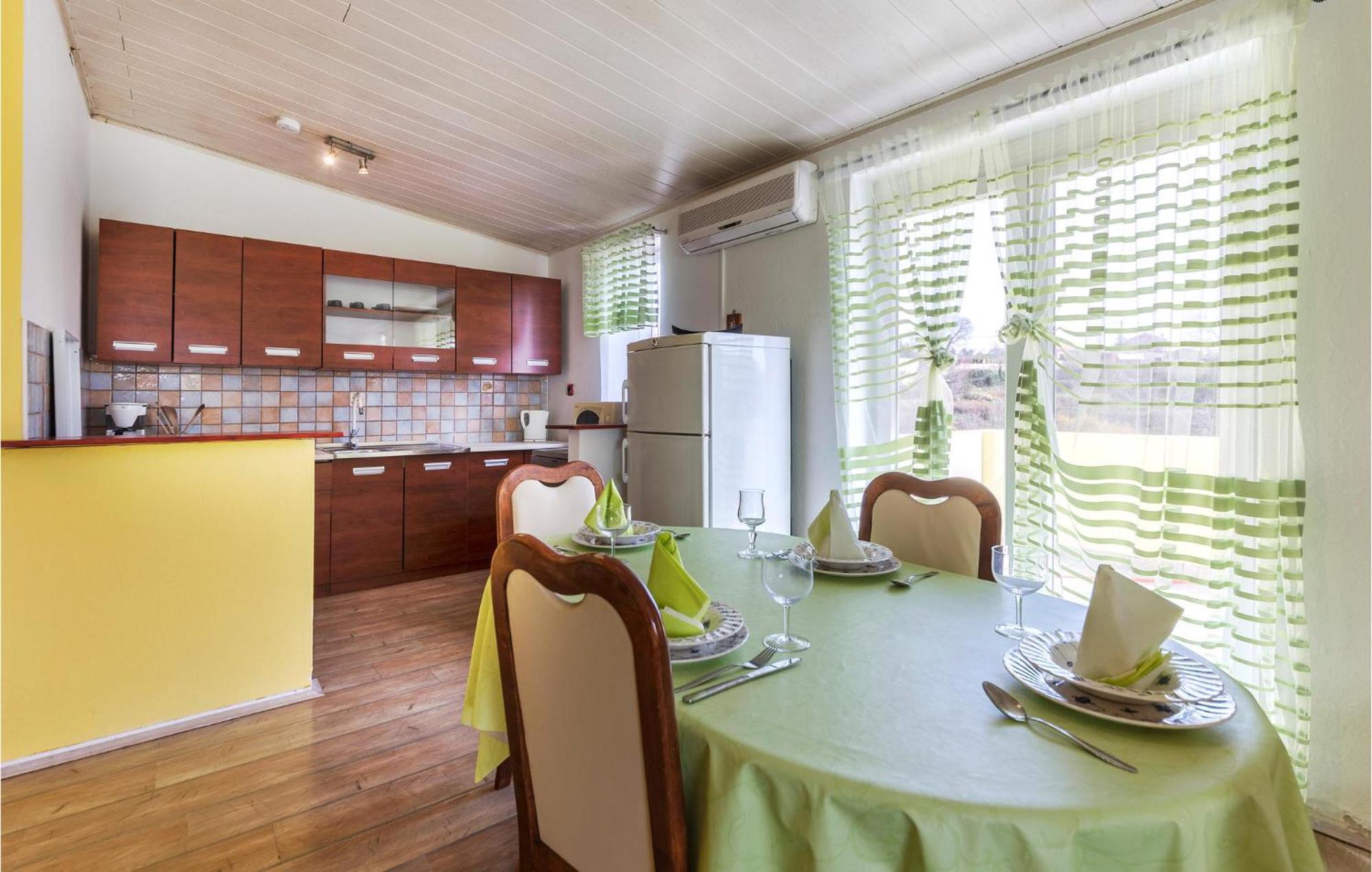 3 Bedroom Gorgeous Apartment In Marčana Екстериор снимка
